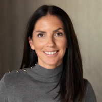 Porträt von Fatima Andreu Palomo, einer lächelnden Frau mit langem, dunklem Haar vor neutralem Hintergrund